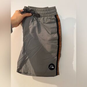 Quicksilver men’s swimtrunks Medium (board shorts)